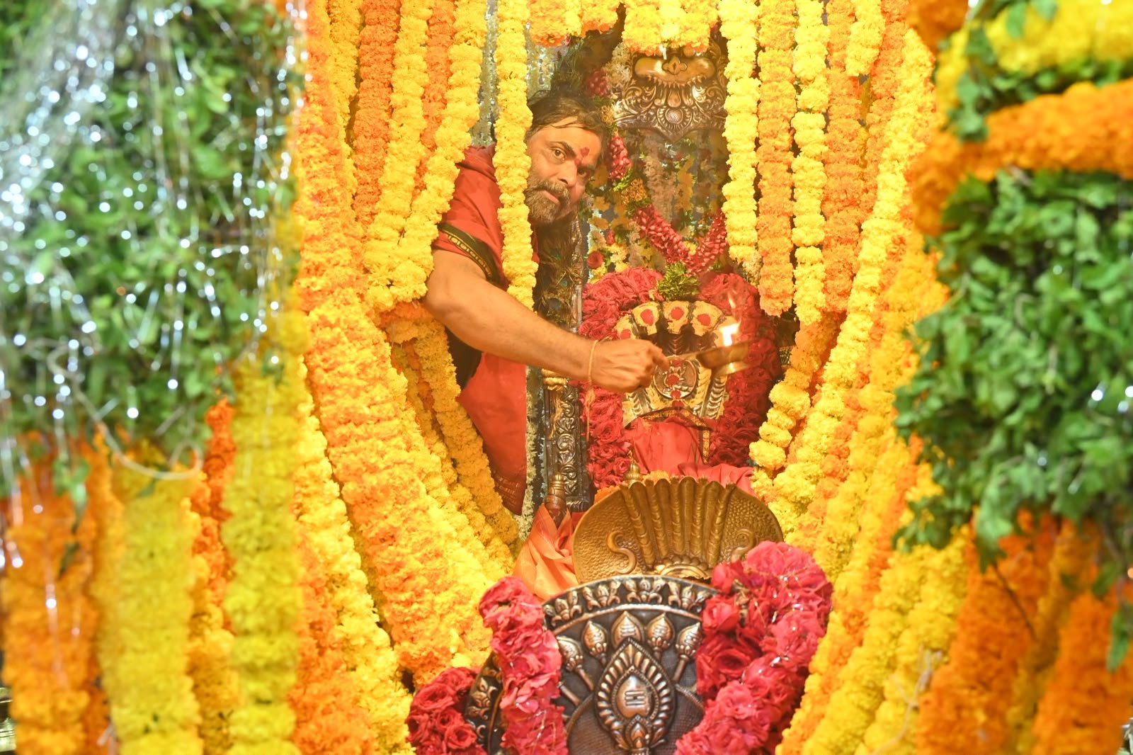 నాగేంద్రస్వామి దేవాలయానికి పోటెత్తిన భక్తులు